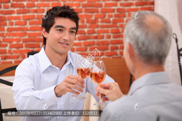 年輕人和高級思維的酒杯