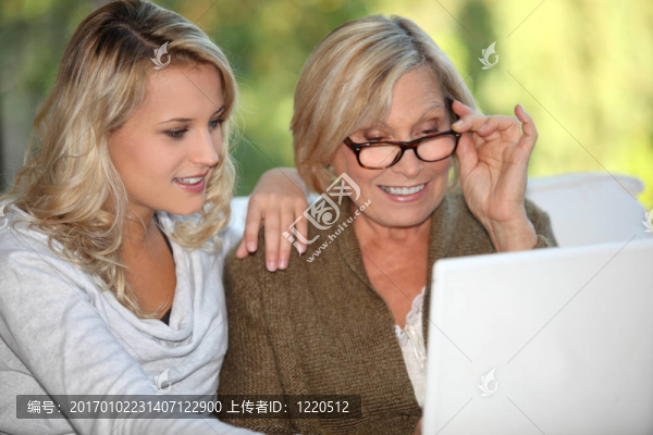 母女坐筆記本電腦