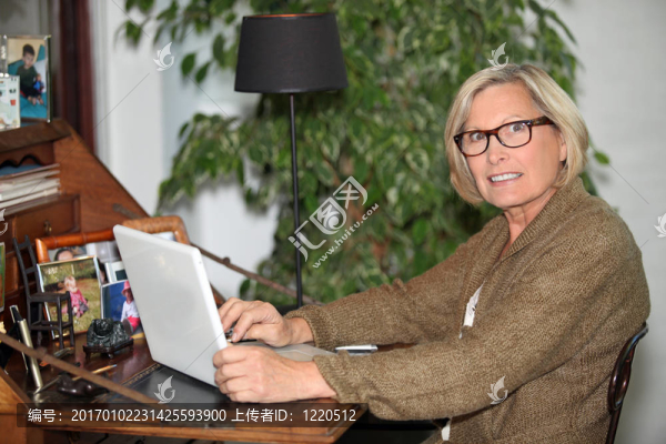 在家里工作的筆記本電腦的女人