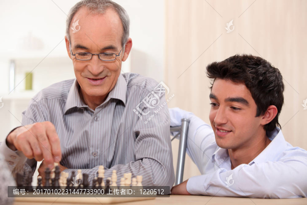 下棋的高級男