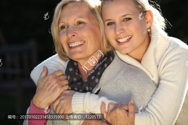 她長(zhǎng)大了的女兒的女人