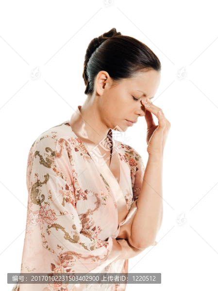 一個患有頭痛的成熟女性的肖像