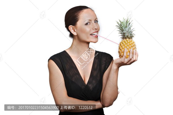美麗的幸福亞洲婦女喝果汁通過菠蘿在工作室孤立的白色背景