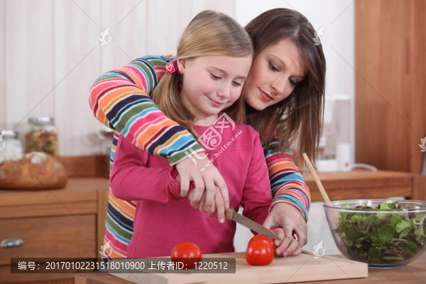 母女一起做飯