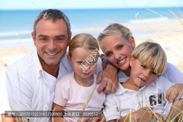 兩個(gè)父母和他們的兩個(gè)孩子在海邊