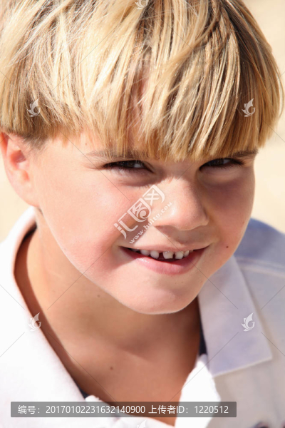 小男孩微笑