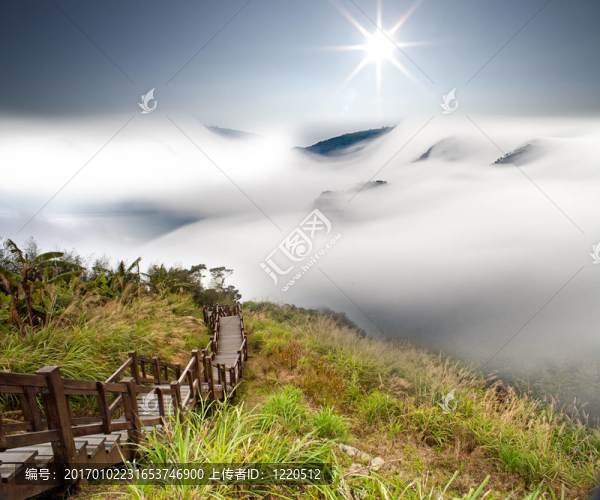 戲劇性的云與山