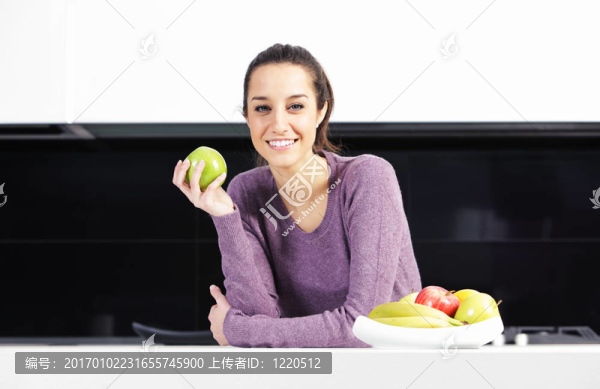 廚房美女的畫像