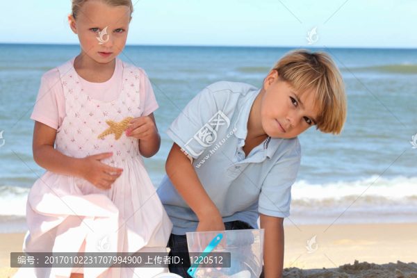 孩子們在海灘上玩耍
