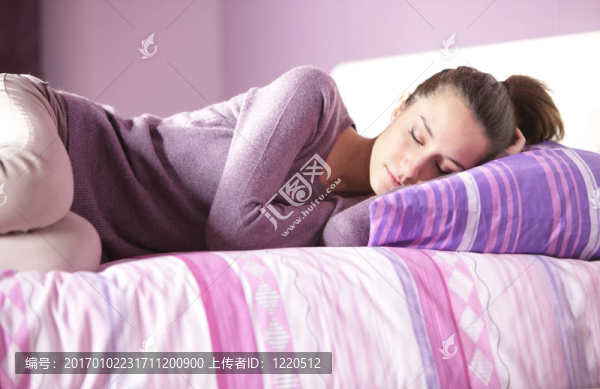 一個漂亮的年輕女性在家睡覺
