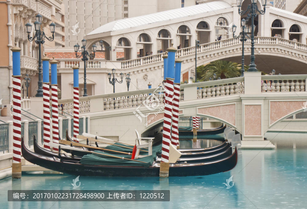 在運(yùn)河的橋Gondolas