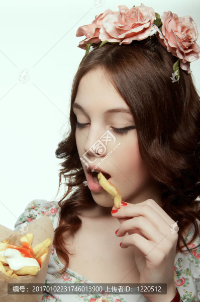女人吃炸薯條