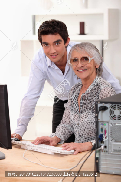 孫子向奶奶解釋如何使用電腦