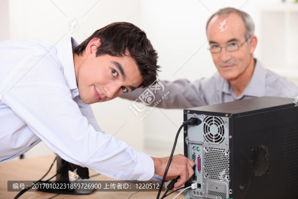 技術(shù)人員修復(fù)計算機
