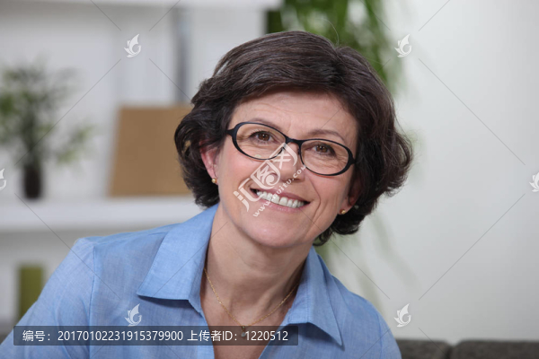 中年婦女微笑的畫像