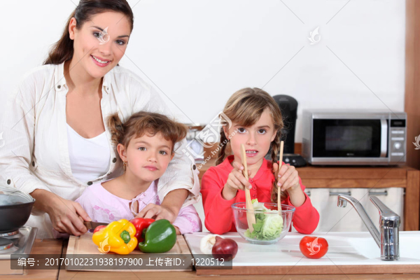 母親和女兒準(zhǔn)備沙拉