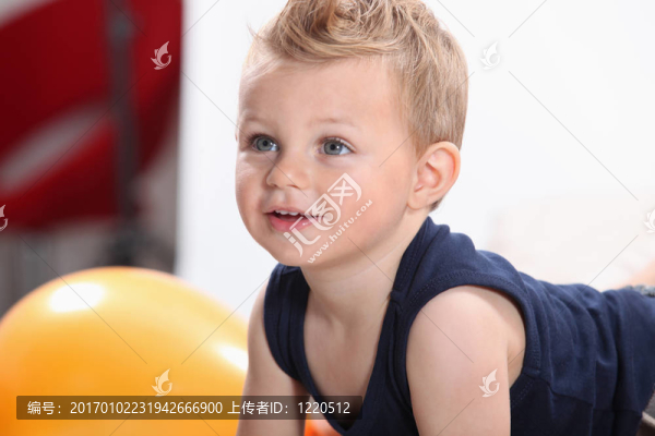 小男孩爬