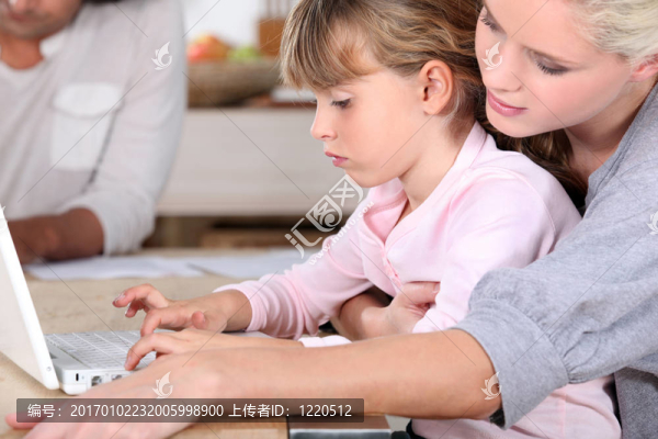 年輕媽媽教女兒如何使用電腦