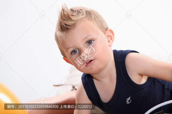 有一簇小男孩。