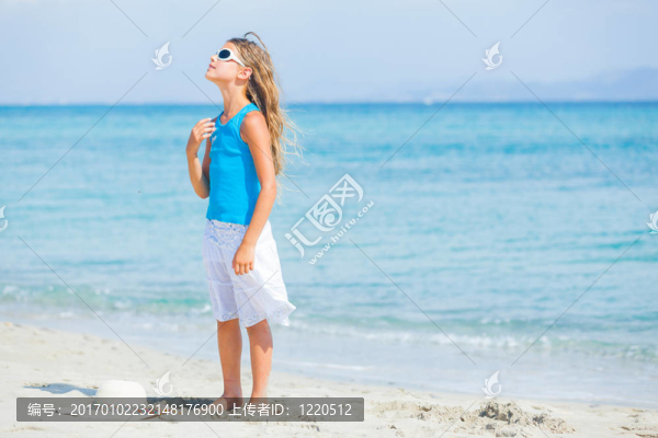 快樂美麗的女孩和海