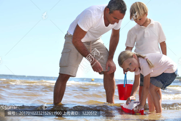 家庭在海中玩耍