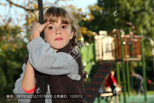 在操場上抓著繩子的女孩