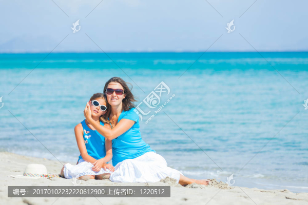 母親和她的小女兒在海灘上