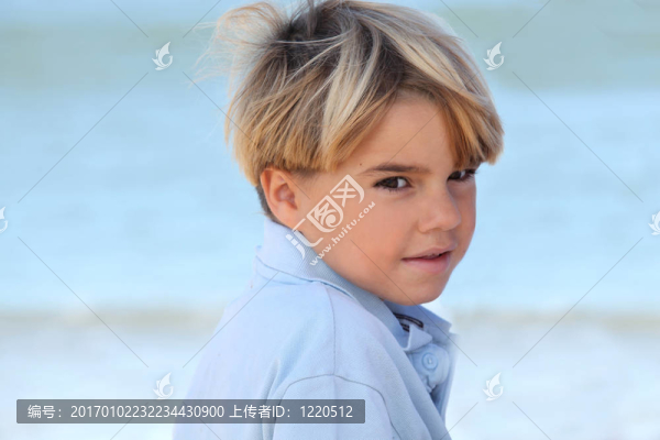 在海灘上放松的小男孩