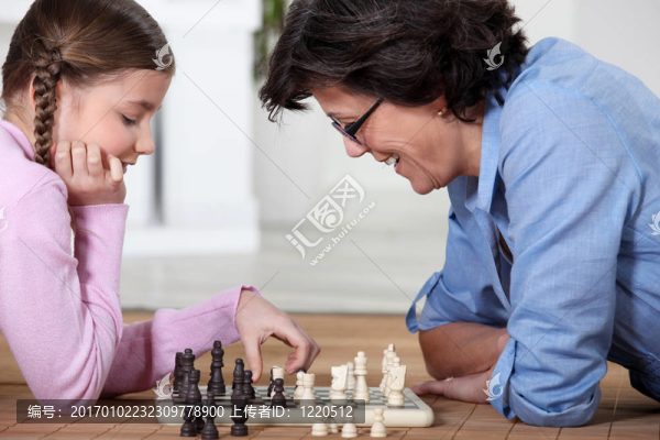 女孩和奶奶下棋