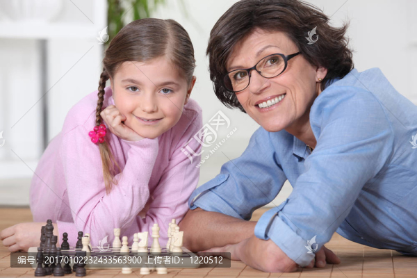 女子與小女孩下棋