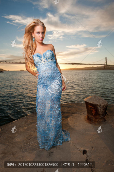 背面有海景和城市的女人