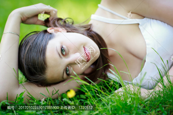 特寫鏡頭一個(gè)迷人的年輕女子戶外