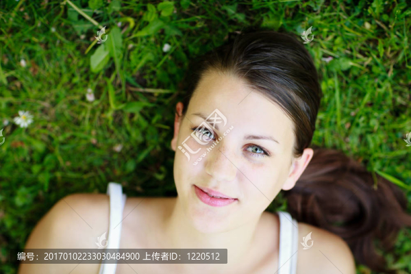 特寫鏡頭一個迷人的年輕女子戶外