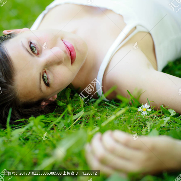特寫(xiě)鏡頭一個(gè)迷人的年輕女子戶(hù)外
