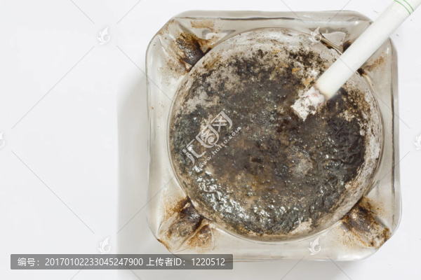 香煙和煙灰缸