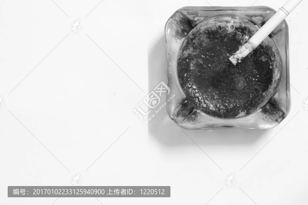 香煙和煙灰缸