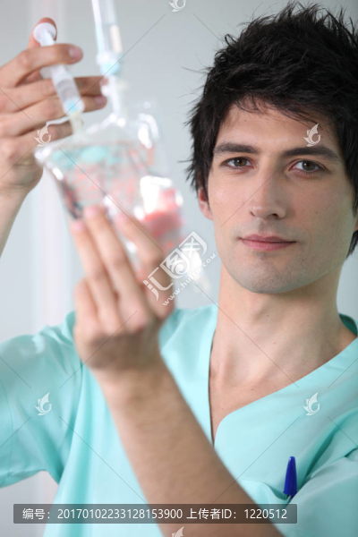 護士準備點滴。