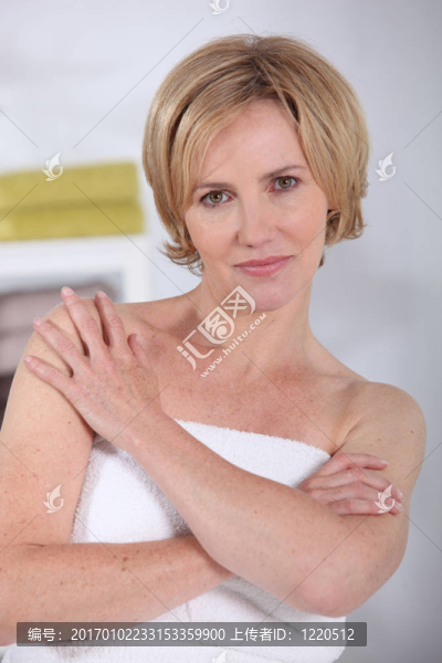 毛巾里的女人