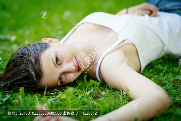 特寫鏡頭一個(gè)迷人的年輕女子戶外