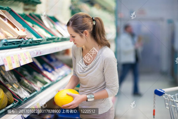 漂亮；年輕婦女買(mǎi)水果和蔬菜