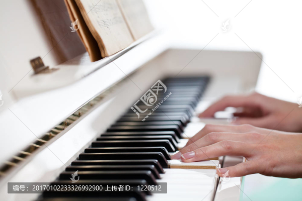 彈鋼琴