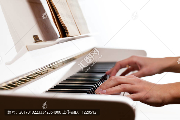彈鋼琴