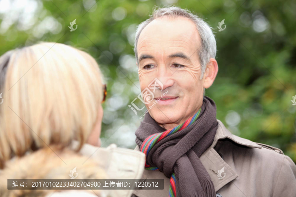 成熟的紳士深情地看著他的夫人