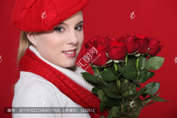 拿著玫瑰花的女人