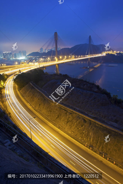 汀九橋晚上沿公路在香港