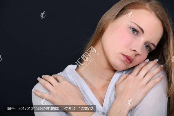 冷的黑發(fā)托肩