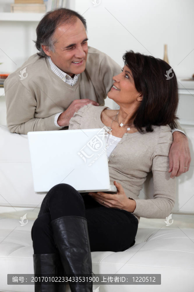 成熟夫婦在家