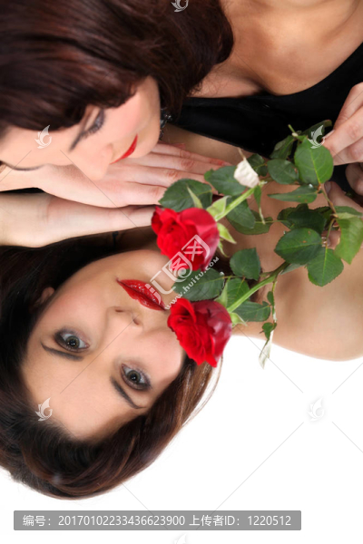 拿著玫瑰花的女人