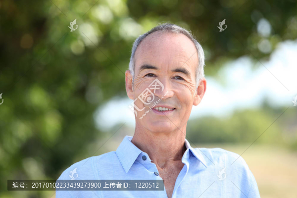 一個(gè)戶外高級(jí)男人的畫像
