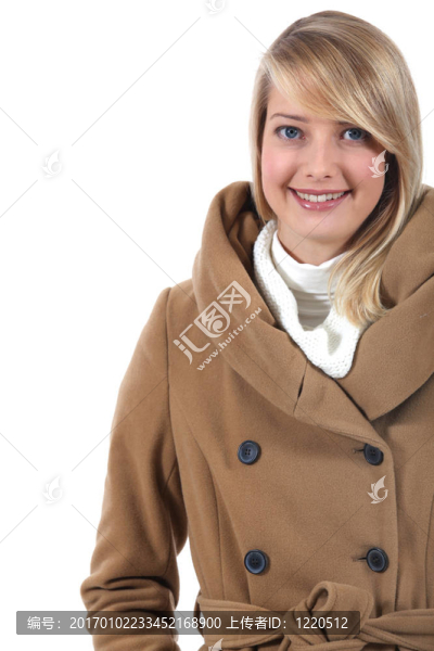 穿暖和衣服的金發(fā)女人